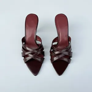 Elegantes sandalias vintage granate con correas cruzadas, tacón de aguja y punta fina