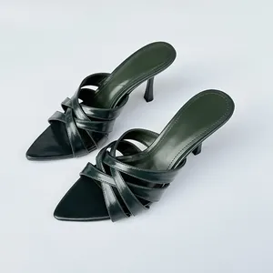 Elegantes sandalias de tacón de aguja verde oscuro con tiras cruzadas y punta afilada.