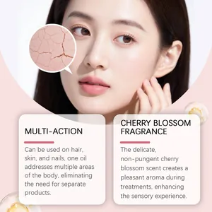 Detalle de los beneficios del aceite nutritivo de flor de cerezo para piel seca en mujer.