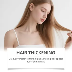Nahaufnahme von glattem blondem Haar, das die Wirkung einer Haarverdichtung zeigt.