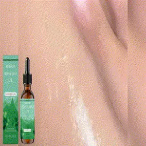 Makroaufnahme von Minz-ätherischem Öl, das für eine Aromatherapie-Massage aufgetragen wird