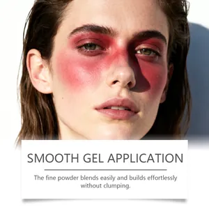 Gros plan de l'application d'un fard à joues rouge mat pour un aspect naturel et net.