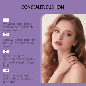 Modella che mostra la finitura opaca del cushion correttore viola per una pelle perfetta