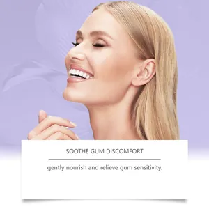 Gros plan d'une femme souriante aux dents blanches pour dentifrice apaisant violet
