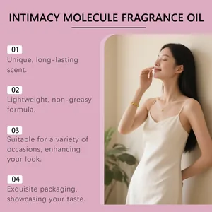Lifestyle-Aufnahme einer Frau, die den Duft des Intimacy Molecule Parfümöls genießt.