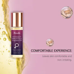 Detailansicht des Roxelis 10ml Duftöls mit Flüssigkeitsspritzern auf rosa Grund
