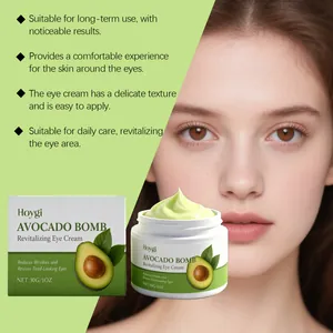 Detailopname van de Hoygi Avocado Bomb revitaliserende oogcrème met vrouwelijk model.