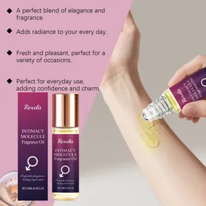 Nahaufnahme von Roxelis Intimacy Molecule Parfümöl, das auf das Handgelenk aufgetragen wird
