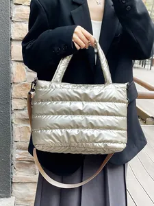 Bolso tote acolchado en color oro champán con correa ajustable para uso diario casual