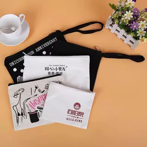 Set aus minimalistischen Mini-Geldbörsen und Kosmetiktaschen aus Segeltuch für Reisen