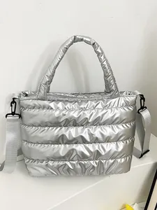 Bolso tote acolchado plateado metálico con textura de plumífero y correa ajustable