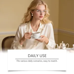 Femme élégante dans une pièce lumineuse tenant une tasse de thé blanche pour le quotidien