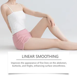 Vue détaillée montrant une peau lisse sur les jambes et les cuisses après la crème.