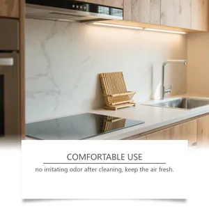 Plan de travail et évier de cuisine propres après l'utilisation du nettoyant multi-surfaces