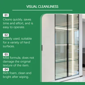 Nettoyant multi-surfaces efficace offrant un résultat impeccable sur une vitrine.