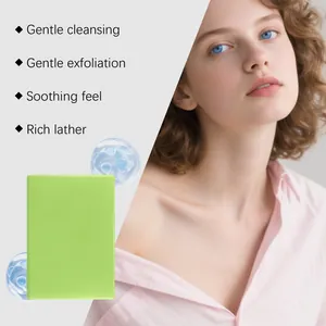 Détail du savon aux herbes de citronnelle offrant un nettoyage doux et exfoliant