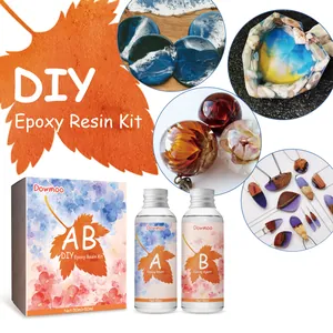 Kit de résine époxy transparente Dowmoo pour DIY montrant divers échantillons finis
