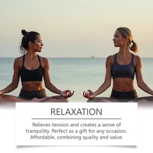 Frauen praktizieren Yoga am Strand, Entspannung mit ätherischen Ölen bei Sonnenuntergang