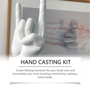 Primo piano dettagliato di un modello di mano in gesso 3D bianco da un kit di calco fai-da-te.