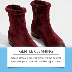 Détail en gros plan montrant la texture de bottes en daim bordeaux après lavage