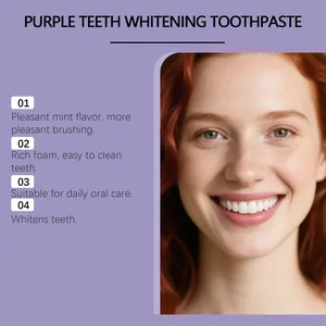 Mannequin souriant présentant les atouts du dentifrice violet blanchissant