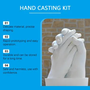 Primo piano di una scultura di stampo per mani 3D in gesso bianco da un kit fai-da-te.