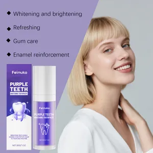 Gros plan sur le dentifrice blanchissant violet Feimuko accompagné d'un sourire éclatant.