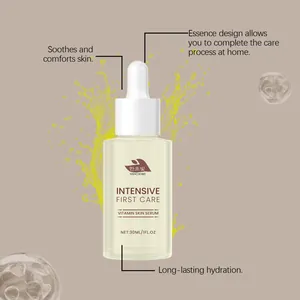 Vista dettagliata del siero viso HANCHOBIT alla vitamina con spruzzi di liquido giallo