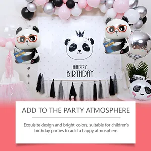 Vista detallada de globos de panda en una decoración de fiesta de cumpleaños rosa y blanca