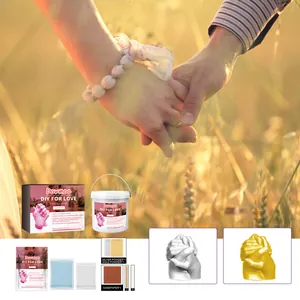 Kit de molde de manos DIY para parejas con yeso, herramientas y acabado dorado.