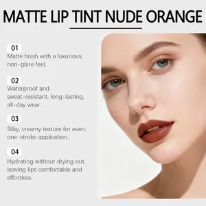 Detail des matten Lippentints in Nude-Orange auf den Lippen des Models, wasserfest