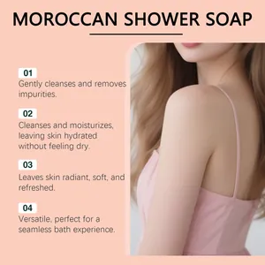 Affiche montrant les bienfaits du savon de douche marocain Oceaura pour une peau douce.
