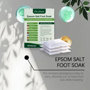 Detalle de cerca del envase del baño de pies con sal de Epsom OceAura y sobres de hierbas