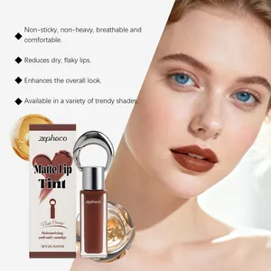 Detailansicht von zephoco Nude Orange mattem Lip Tint mit Modell und Serum-Textur
