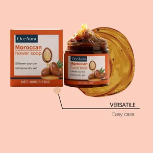 Vue détaillée de la texture du savon marocain OceAura et de son emballage orange