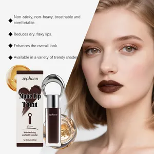 Vista dettagliata della tinta labbra opaca cocoa Zephoco con effetto trucco e confezione retail