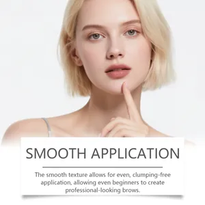 Modella che mostra la texture liscia e il finish naturale della matita sopracciglia