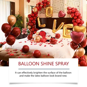 Effect van ballonglansspray op rode en gouden ballonnen in een romantisch interieur
