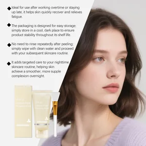 Detalle de la mascarilla nocturna de colágeno Hoygi con aplicador y rostro de modelo