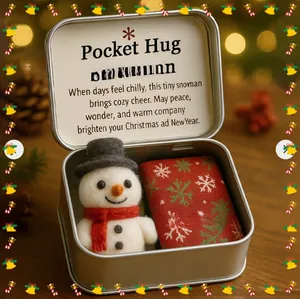 Detalle de un regalo Pocket Hug navideño con un muñeco de nieve de fieltro y poema