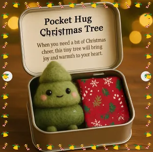 Lindo set de regalo de Navidad Pocket Hug con árbol de fieltro en caja de metal.