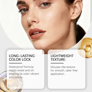 Gros plan d'un rouge à lèvres liquide mat café clair avec une texture mousseuse