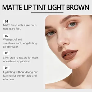 Gros plan du rouge à lèvres mat Light Brown et des détails de sa texture hydratante