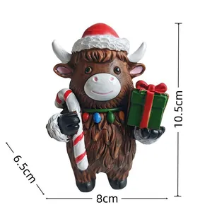 Vista dettagliata della statuetta di mucca Highland di Natale, misure 10,5x8x6,5cm