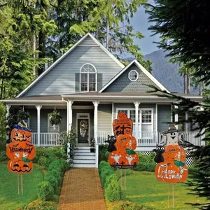 Set aus gruseligen Halloween-Kürbis- und Geist-Gartensteckern auf einem Hausrasen