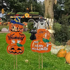 Detailansicht dekorativer Halloween-Kürbis-Gartenstecker mit Geist und schwarzer Katze