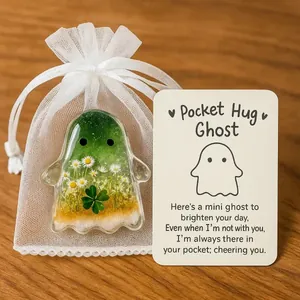 Piccolo fantasma da tasca in resina con trifoglio di fiori secchi e biglietto