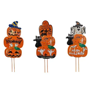 Detailansicht von bunten Halloween-Kürbis- und Geist-Gartensteckern für Außendekor