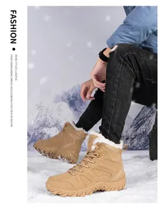 Detalle de las botas de nieve caqui para hombre con forro de felpa en un entorno nevado