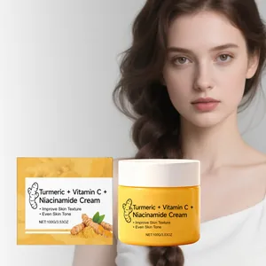Detail van kurkuma- en vitamine C-crème met verpakking en professioneel model